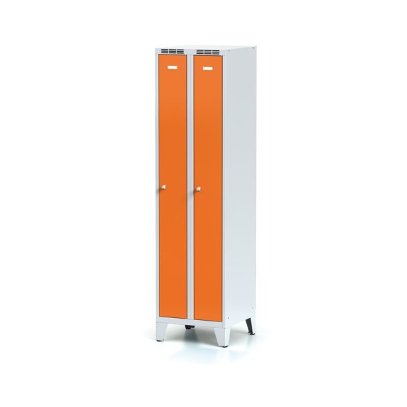 Zúžená kovová šatňová skrinka na nohách, oranžové dvere, cylindrický zámok