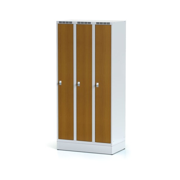 Šatňová skrinka 3-dverová na sokli, laminované dvere čerešňa, cylindrický zámok