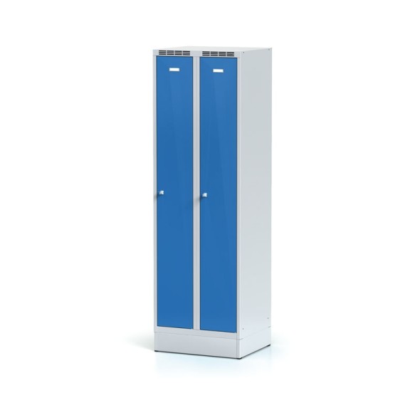 Kovová šatňová skrinka na sokli, modré dvouplášťové dvere, cylindrický zámok