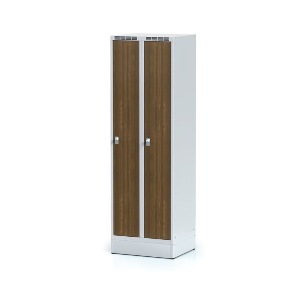 Šatňová skrinka na sokli, 2-dverová, laminované dvere orech, cylindrický zámok