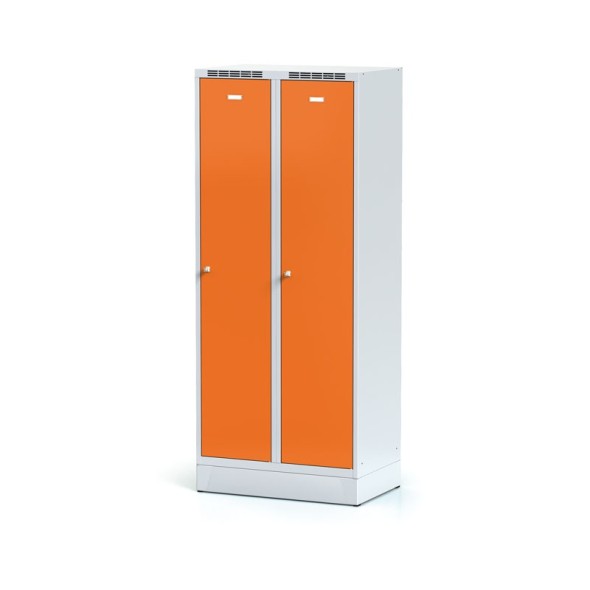 Kovová šatňová skrinka s mezistenou na sokli, 2-dverová, oranžové dvere, otočný zámok