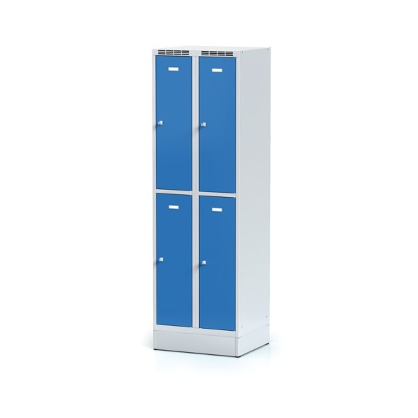 Kovová šatňová skrinka na sokli s úložnými boxami, 4 boxy, modré dvere, cylindrický zámok