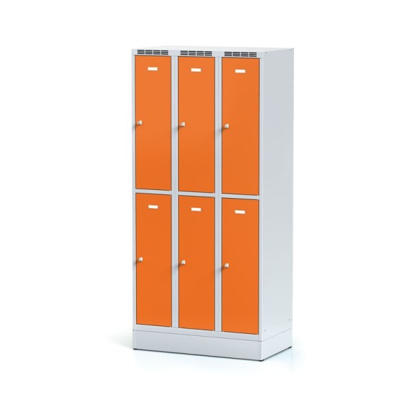 Kovová šatňová skrinka na sokli s úložnými boxami, 6 boxov, oranžové dvere, cylindrický zámok