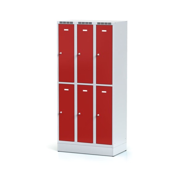 Kovová šatňová skrinka na sokli s úložnými boxami, 6 boxov, červené dvere, cylindrický zámok