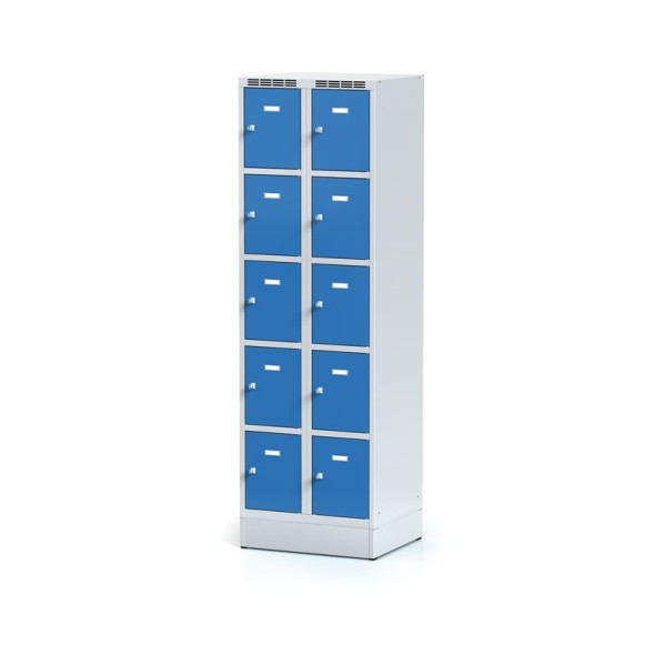 Kovová šatňová skrinka na sokli s úložnými boxami, 10 boxov, modré dvere, cylindrický zámok