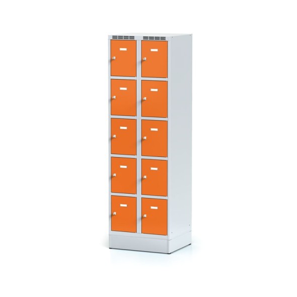 Kovová šatňová skrinka na sokli s úložnými boxami, 10 boxov, oranžové dvere, otočný zámok
