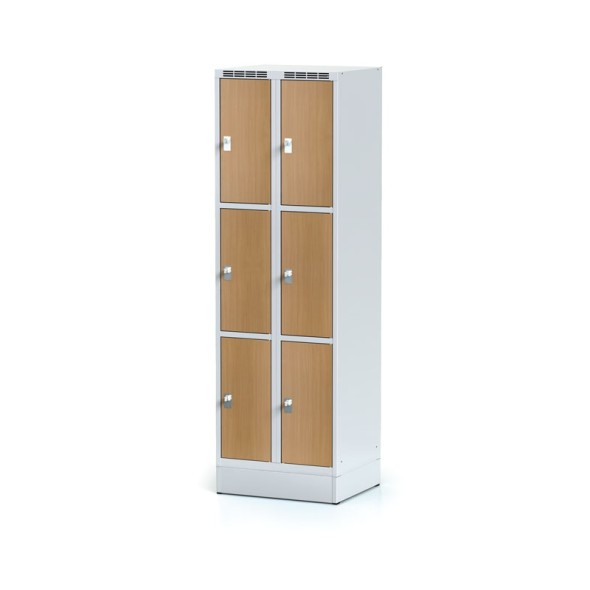 Šatňová skrinka na sokli s úložnými boxami, 6 boxov 300 mm, laminované dvere buk, otočný zámok