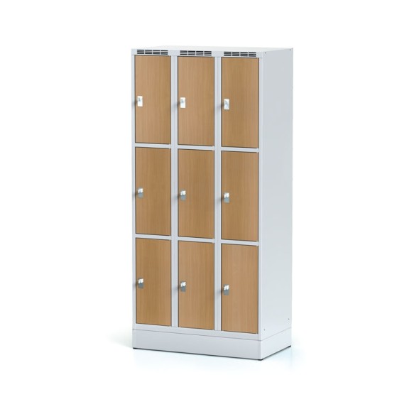 Šatňová skrinka na sokli s úložnými boxami, 9 boxov 300 mm, laminované dvere buk, otočný zámok