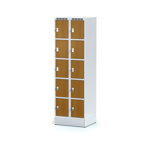Šatňová skrinka na sokli s úložnými boxami, 10 boxov 300 mm, laminované dvere čerešňa, otočný zámok