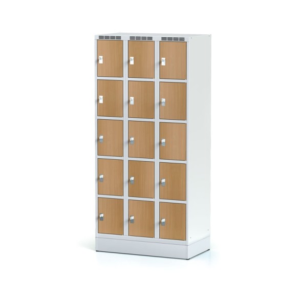 Šatňová skrinka na sokli s úložnými boxami, 15 boxov 300 mm, laminované dvere buk, otočný zámok