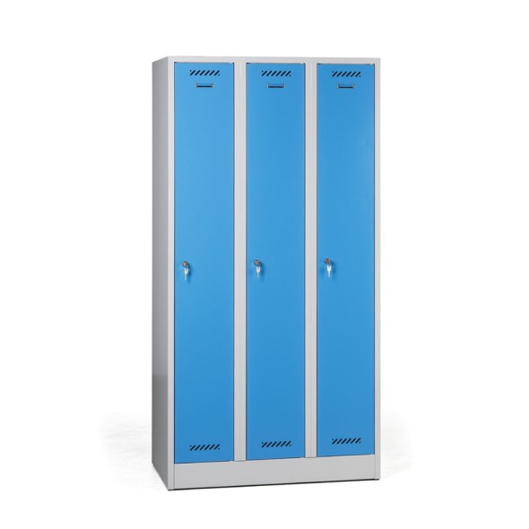 Kovová 3-dielna šatňová skrinka na sokli, modré dvere, cylindrický zámok