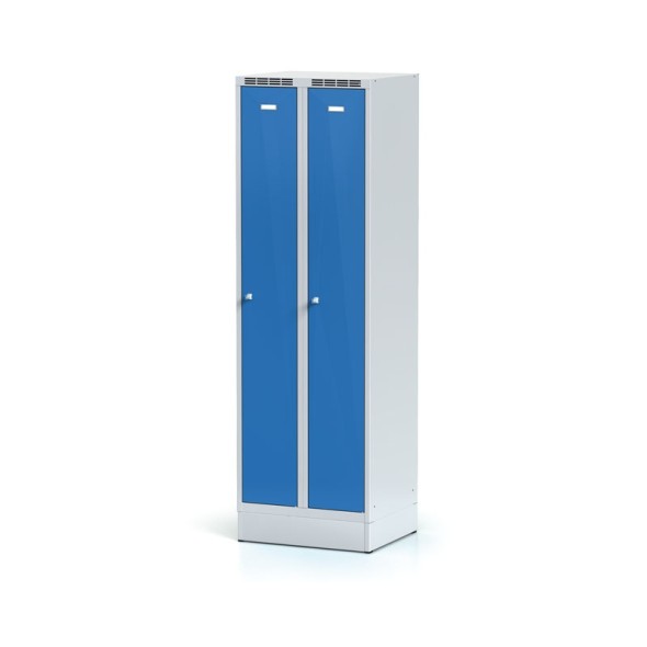 Kovová šatní skříňka na soklu, modré dveře, cylindrický zámek