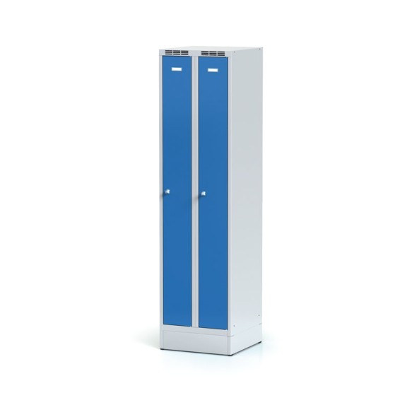 Kovová šatní skříňka zúžená na soklu, modré dveře, cylindrický zámek