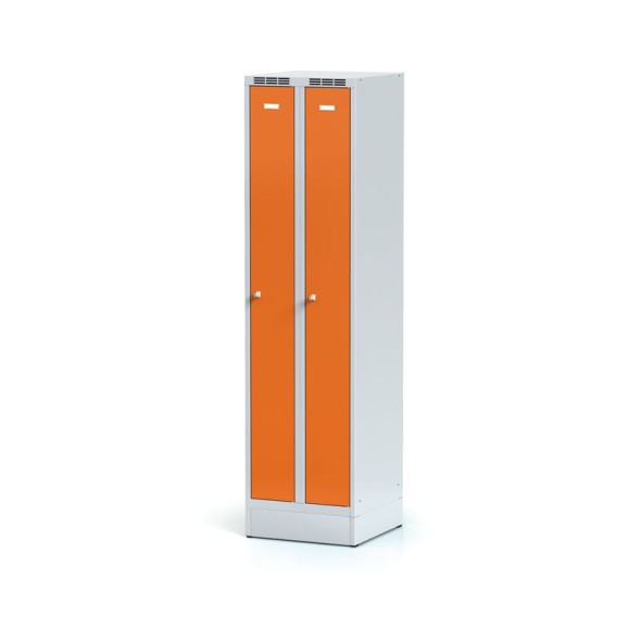 Kovová šatní skříňka zúžená na soklu, oranžové dveře, otočný zámek