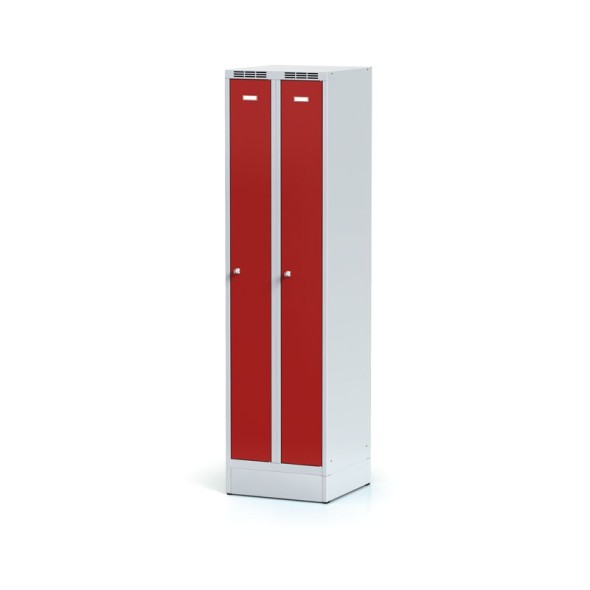 Kovová šatní skříňka zúžená na soklu, červené dveře, cylindrický zámek