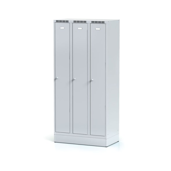 Kovová šatní skříňka, 3-dveřová na soklu, šedé dveře, cylindrický zámek