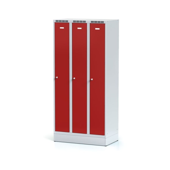 Kovová šatní skříňka, 3-dveřová na soklu, červené dveře, cylindrický zámek