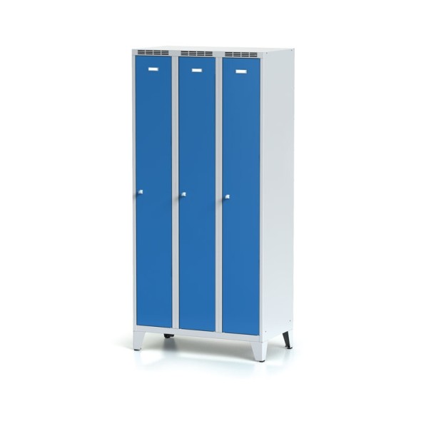 Kovová šatní skříňka, 3-dveřová na nohách, modré dveře, cylindrický zámek