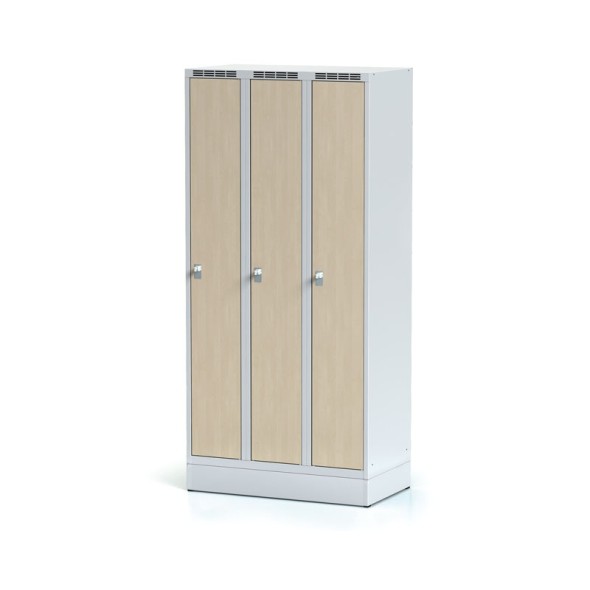 Šatní skříňka na soklu, 3-dveřová, laminované dveře bříza, cylindrický zámek