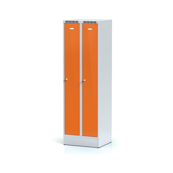 Kovová šatní skříňka na soklu, oranžové dvouplášťové dveře, otočný zámek