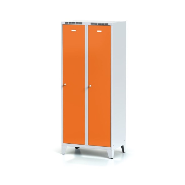 Kovová šatní skříňka na nohách s mezistěnou, oranžové dveře, cylindrický zámek