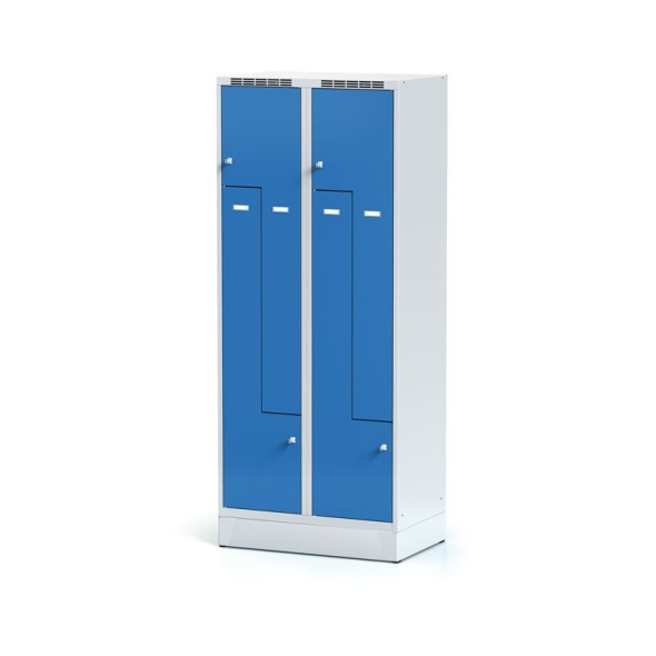 Kovová šatní skříňka Z na soklu, 4 oddíly, modré dveře, cylindrický zámek