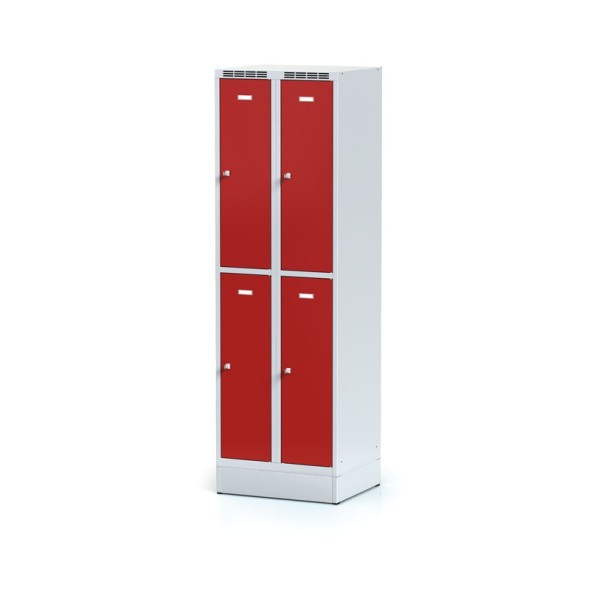 Kovová šatní skříňka na soklu, 4 boxy, červené dveře, cylindrický zámek