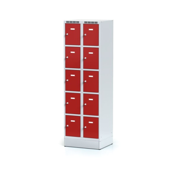 Kovová šatní skříňka na soklu s úložnými boxy, 10 boxů, červené dveře, otočný zámek