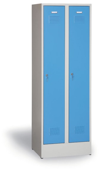 Plechová šatní skříňka na soklu, modré dveře, otočný zámek
