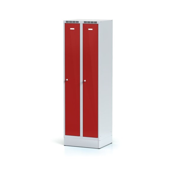Metalowa szafka ubraniowa, na cokole, czerwone drzwi, zamek cylindryczny