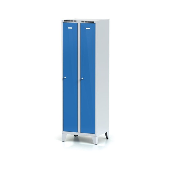 Metalowa szafka ubraniowa, na nogach, niebieskie drzwi, zamek cylindryczny
