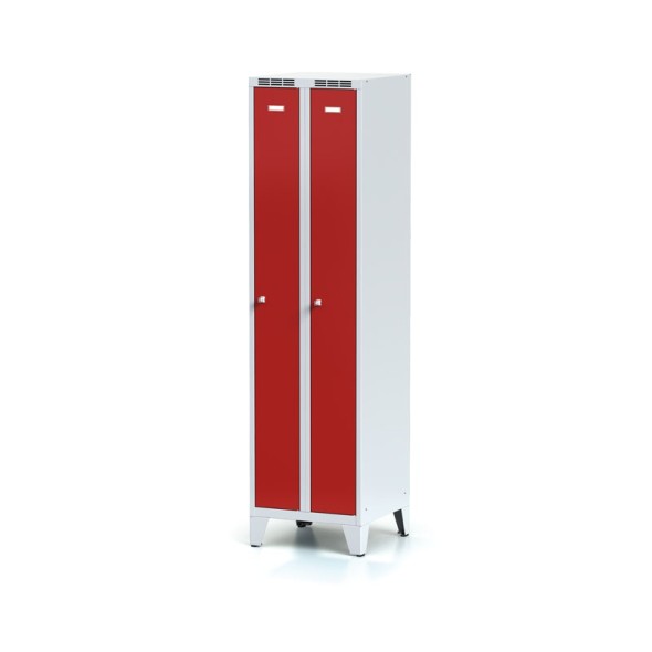 Metalowa szafka ubraniowa, wąska, na nogach, czerwone drzwi, zamek cylindryczny