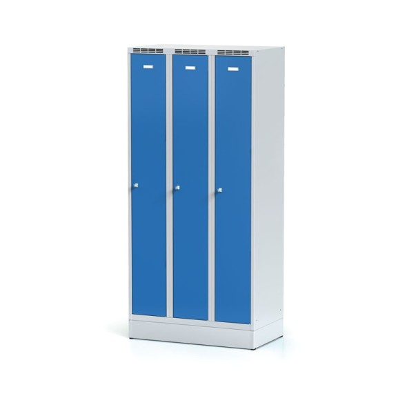 Metalowa szafka ubraniowa trzydrzwiowa, na cokole, niebieskie drzwi, zamek cylindryczny