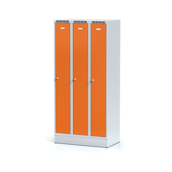 Metalowa szafka ubraniowa trzydrzwiowa, na cokole, pomarańczowe drzwi, zamek obrotowy