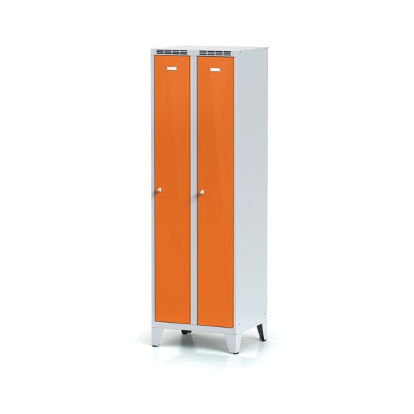 Metalowa szafka ubraniowa, na nogach, pomarańczowe dwupłaszczowe drzwi, zamek cylindryczny