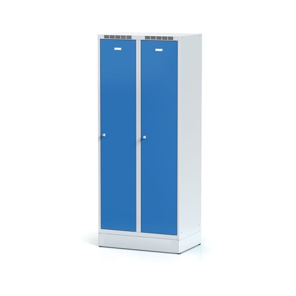 Metalowa szafka ubraniowa z przegrodą, na cokole, 2-drzwiowa, niebieskie drzwi, zamek cylindryczny