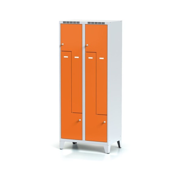 Metalowa szafka ubraniowa Z na nogach, 4 przegródki, drzwi pomarańczowe, zamek cylindryczny