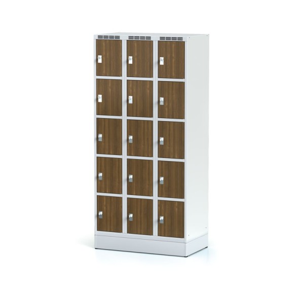Spind mit Aufbewahrungsboxen, 15 Boxen 300 mm auf Sockel, laminierte Tür Nussbaum, Drehriegelschloss
